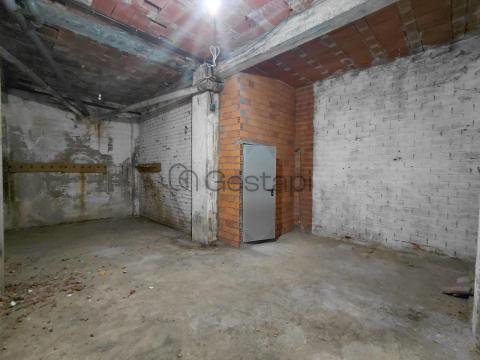 ALMACÉN / LOCAL SOTANO EN EL CENTRO DE SANXENXO