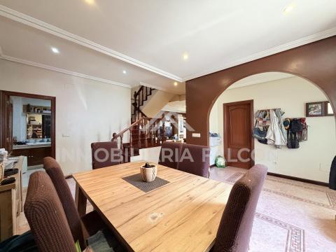 Casa Reformada de 3 Plantas con Garaje | Teis, Vigo